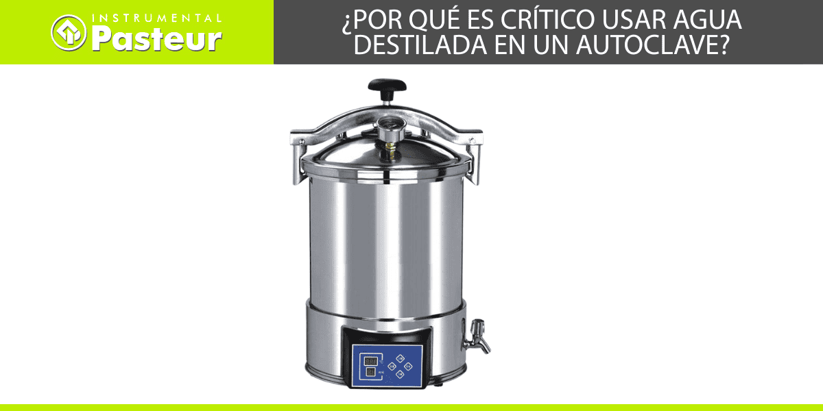 ¿Por qué es crítico usar agua destilada en un autoclave?